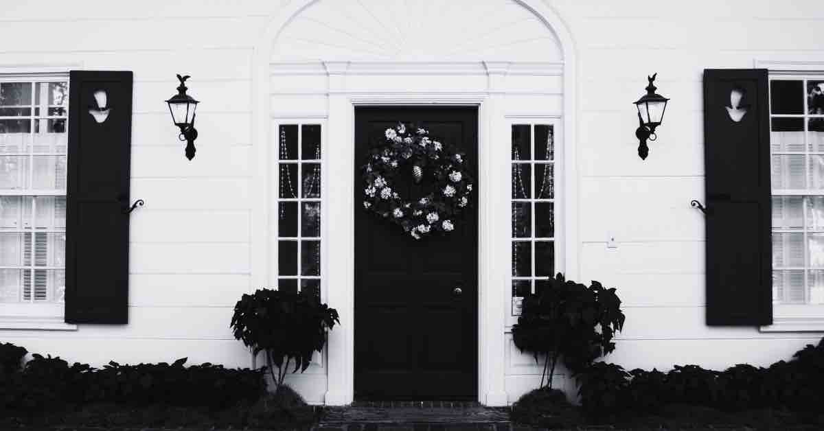 Exterior of a Dutch Colonial-style home similar to the Amityville Murder House.