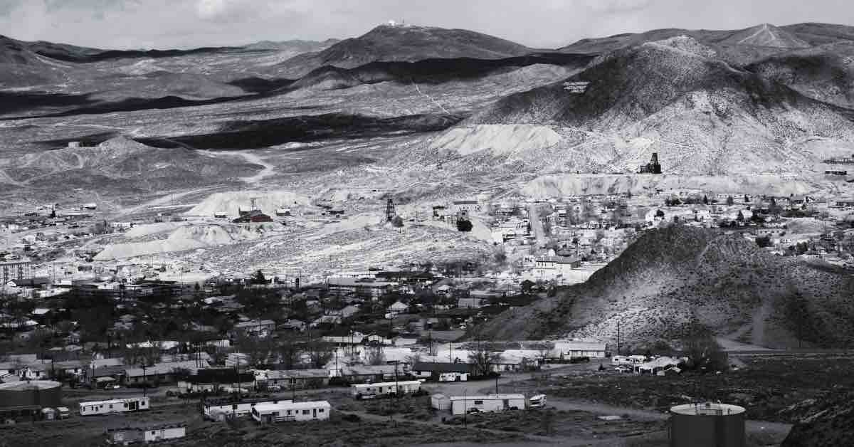 Ghostly Tonopah streets, home to the Mizpah Hotel, evoke an eerie sense of mystery.